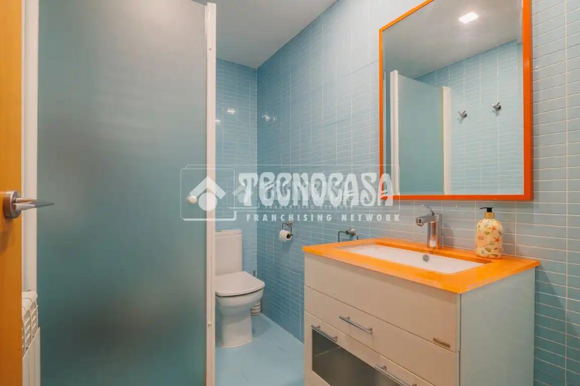 Baño de Casa adosada en venta en Tres Cantos con Calefacción, Balcón y Piscina comunitaria