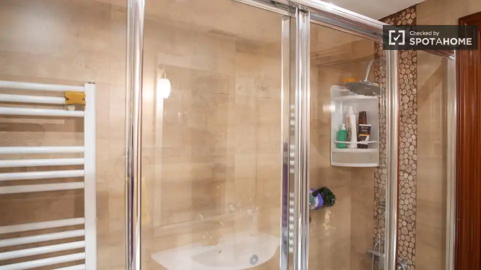 Bathroom of Flat for share in Madrid  with Air Conditioner, Heating and Terrace