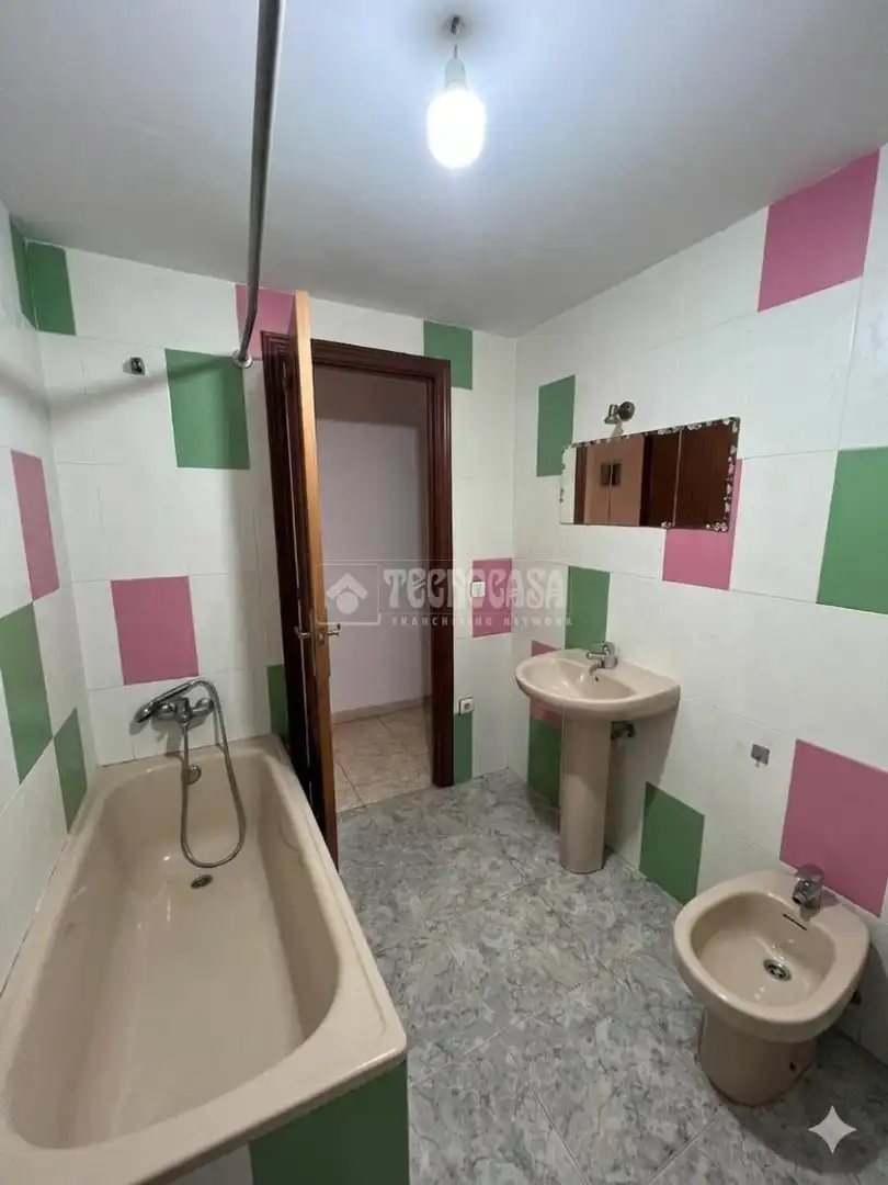 Bathroom of Flat for sale in Sevilla  with Terrace and Balcony