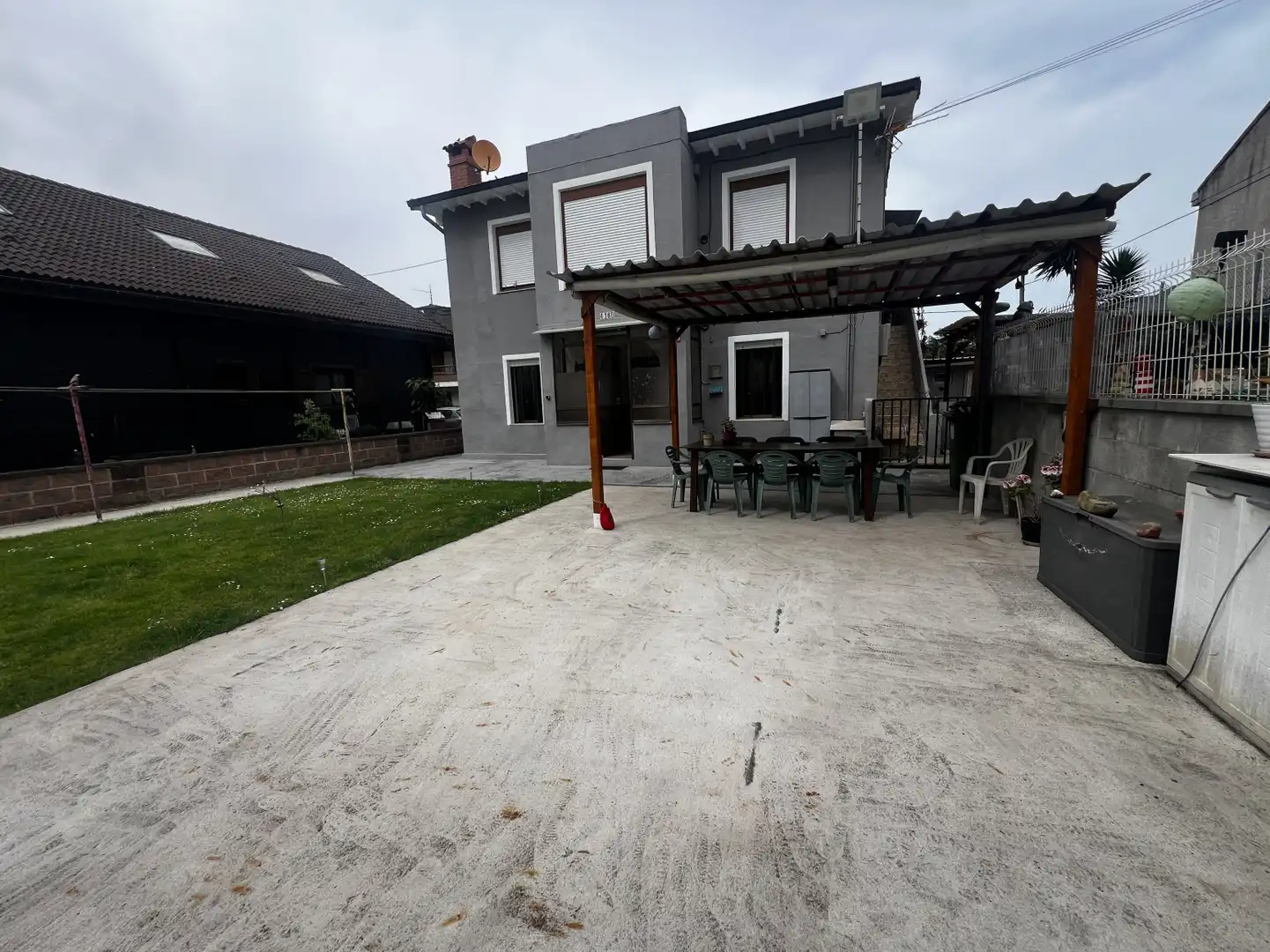 Terrasse von Einfamilien-Reihenhaus zum Verkauf in Torrelavega  mit Heizung, Privatgarten und Parkett