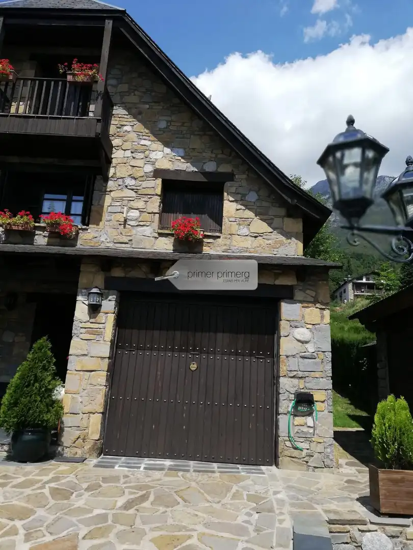Vista exterior de Casa o chalet en venta en Sahún con Calefacción, Jardín privado y Parquet