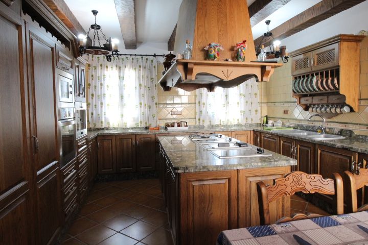 Cuina de Casa adosada en venda en Villanueva de la Concepción amb Aire condicionat, Terrassa i Traster