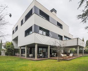 Vista exterior de Casa o xalet de lloguer en  Madrid Capital amb Aire condicionat, Calefacció i Jardí privat