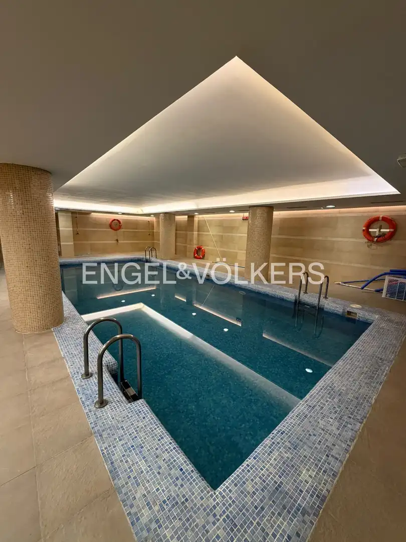 Piscina de Pis en venda en Madrid amb Aire condicionat, Calefacció i Parquet