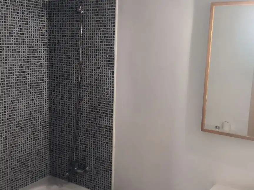 Badezimmer von Wohnung zum Verkauf in Camas mit Klimaanlage