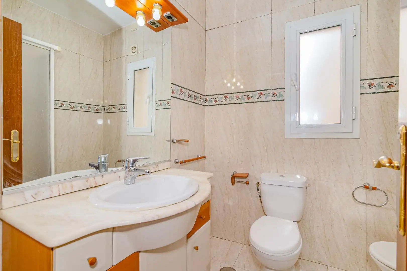 Bathroom of Flat for sale in Granada  with Air Conditioner, Heating and Terrace