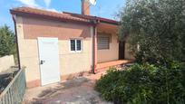 Vista exterior de Casa o xalet en venda en Hontoba amb Calefacció, Jardí privat i Piscina comunitària