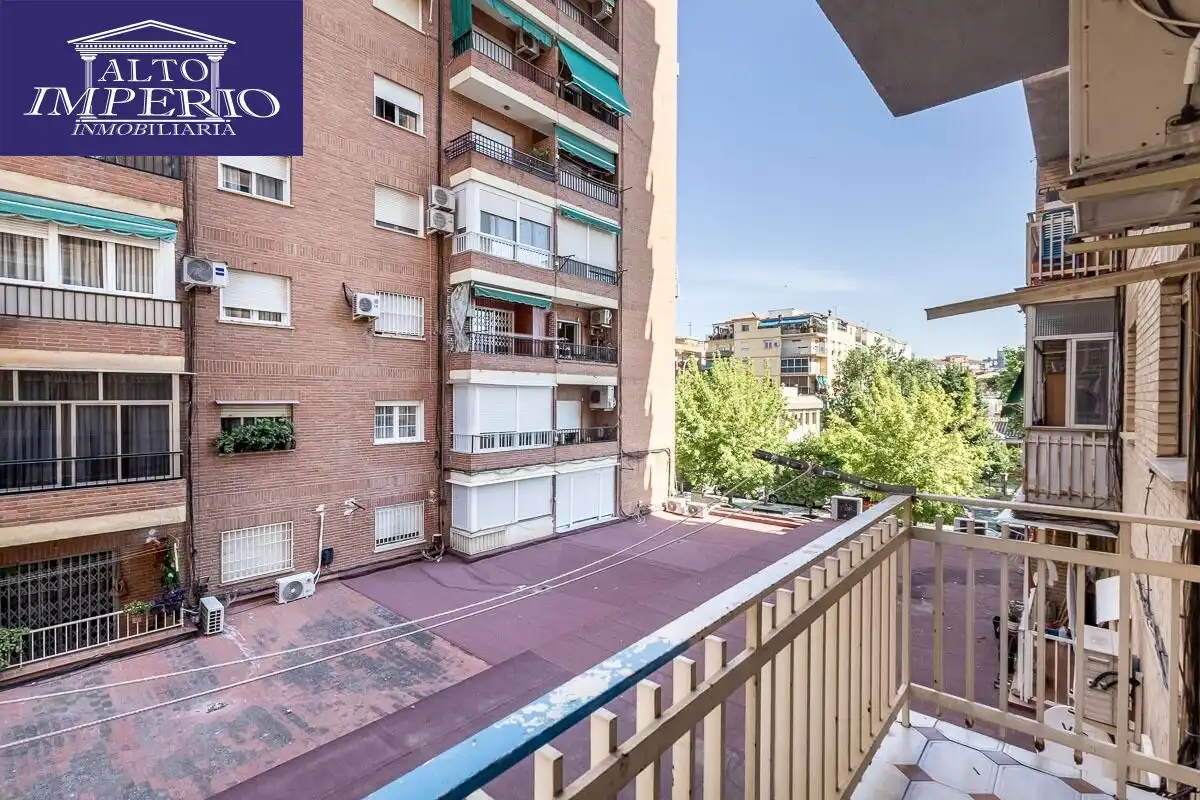 Vista exterior de Piso en venta en Granada con Terraza