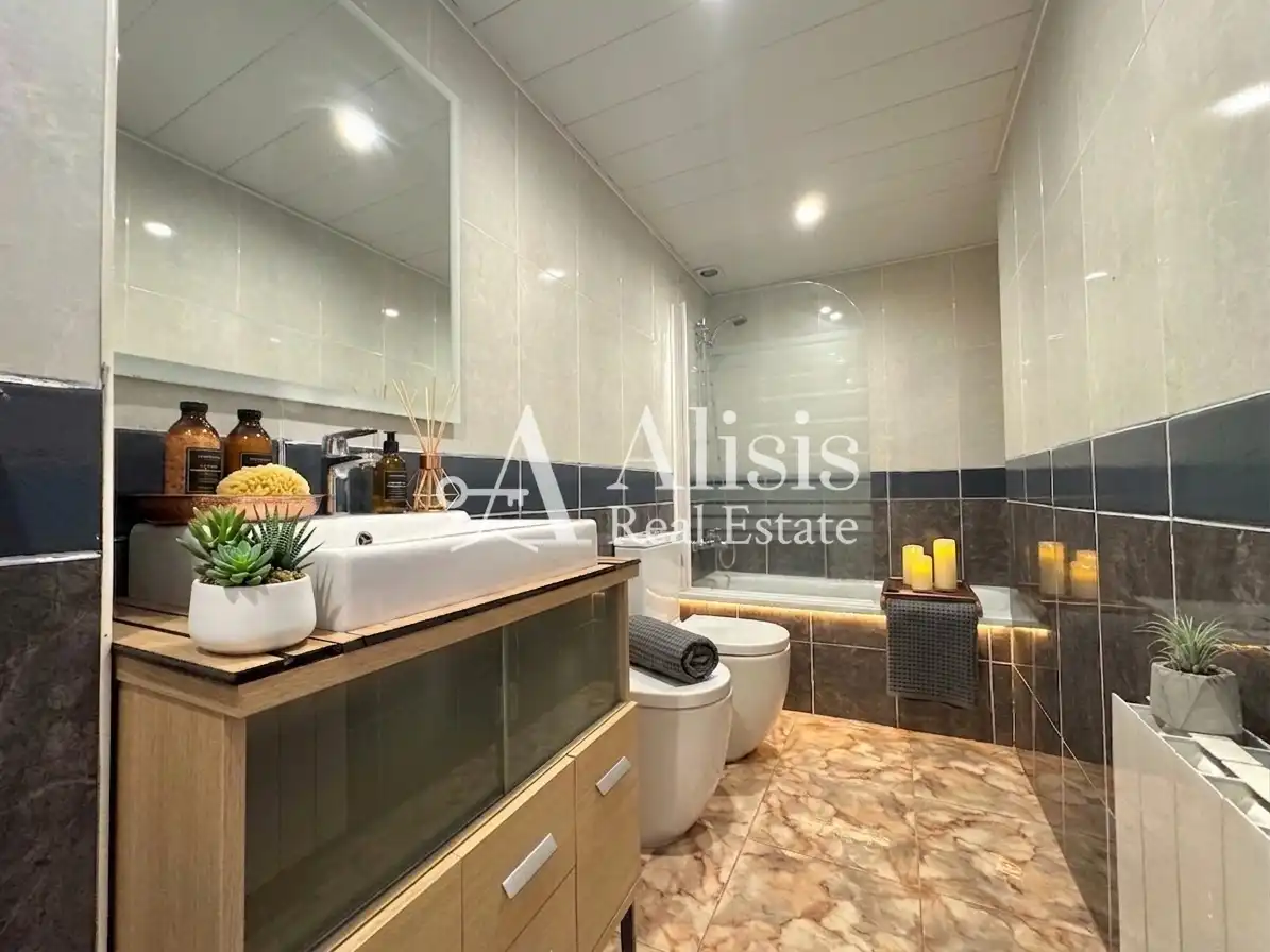Badezimmer von Einfamilien-Reihenhaus zum Verkauf in Pallejà mit Klimaanlage, Heizung und Terrasse