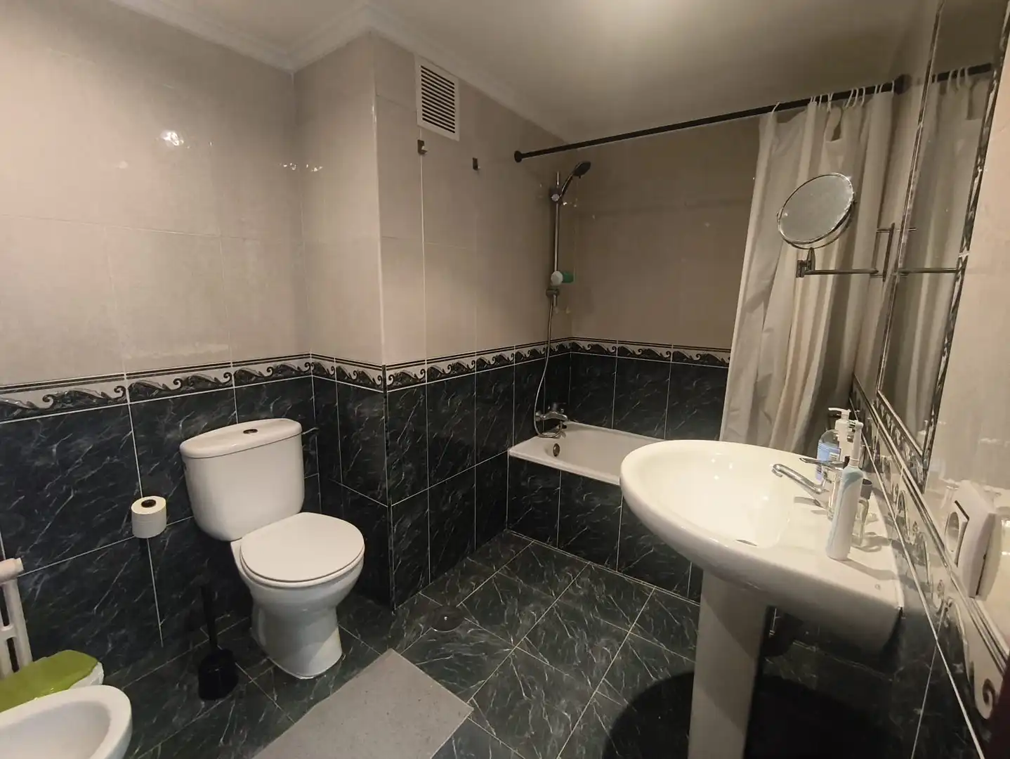 Baño de Piso en venta en Oviedo  con Calefacción, Parquet y Amueblado