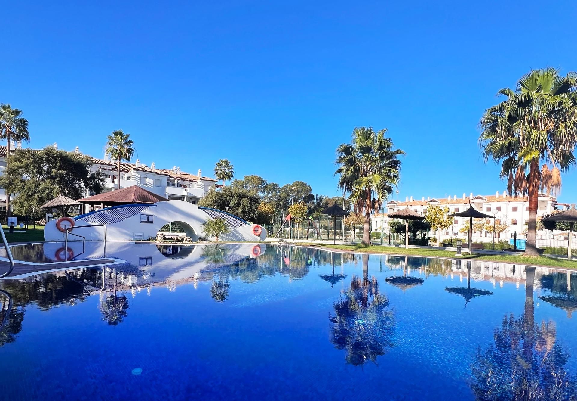 Piscina de Apartamento en venta en Chiclana de la Frontera con Aire acondicionado, Jardín privado y Piscina comunitaria