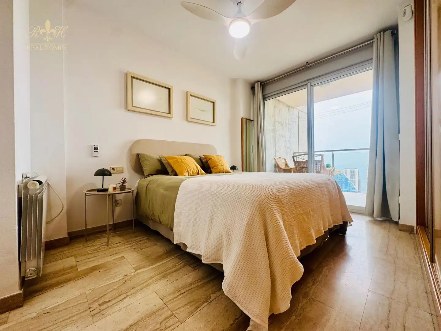 Schlafzimmer von Wohnung zur Miete in Benidorm mit Klimaanlage, Heizung und Schwimmbad