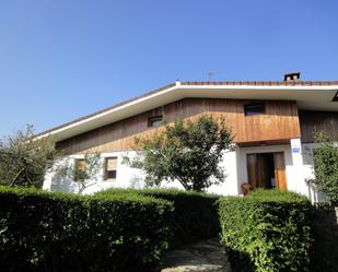 Vista exterior de Casa o xalet en venda en Erandio amb Calefacció, Jardí privat i Terrassa