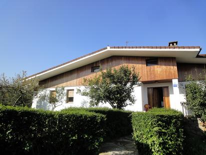 Vista exterior de Casa o xalet en venda en Erandio amb Calefacció, Jardí privat i Terrassa