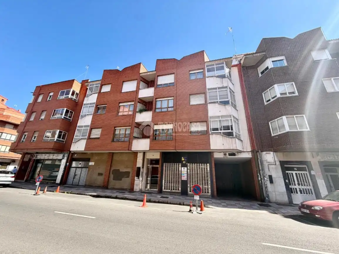 Vista exterior de Piso de alquiler en León Capital  con Aire acondicionado y Calefacción