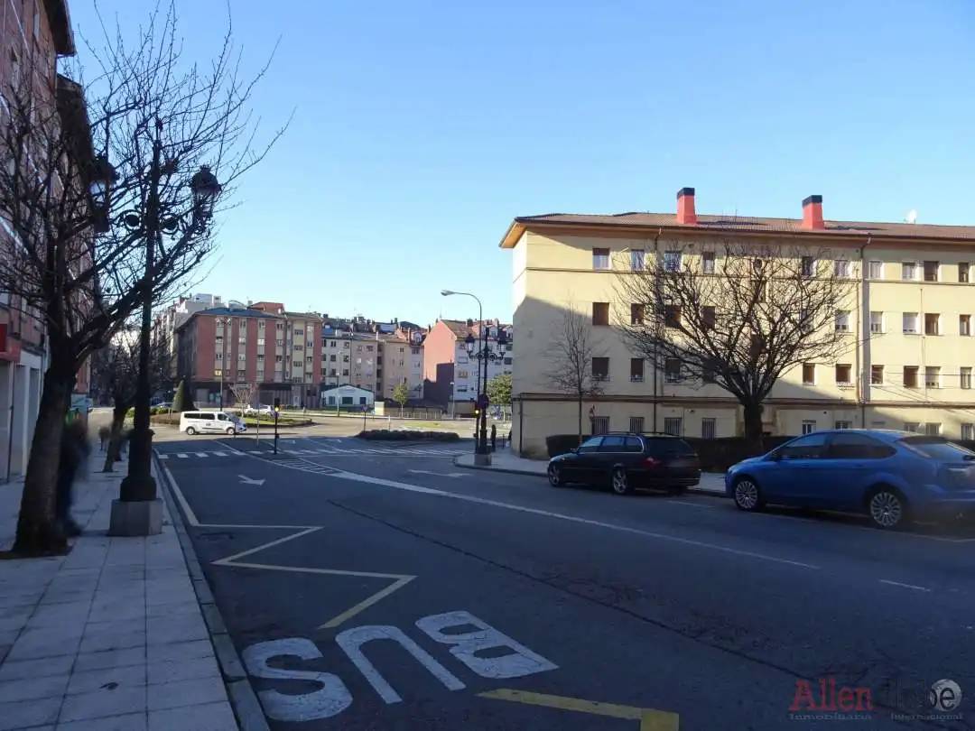 Vista exterior de Local en venta en Oviedo 