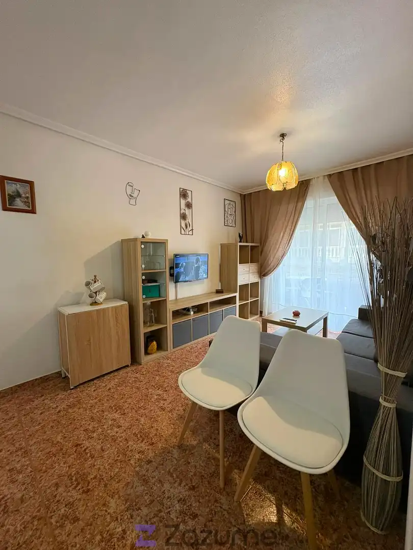 Sala de estar de Piso de alquiler en Torrevieja con Aire acondicionado, Calefacción y Piscina