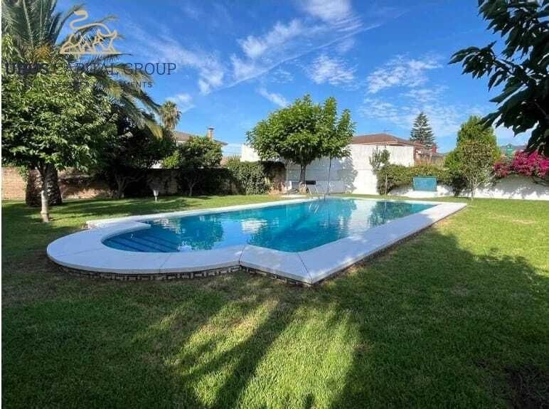 Piscina de Casa adosada en venta en  Córdoba Capital con Aire acondicionado, Calefacción y Jardín privado