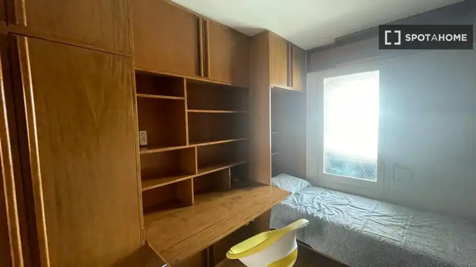 Bedroom of Flat for share in Barcelona  with Air Conditioner, Heating and Furnished