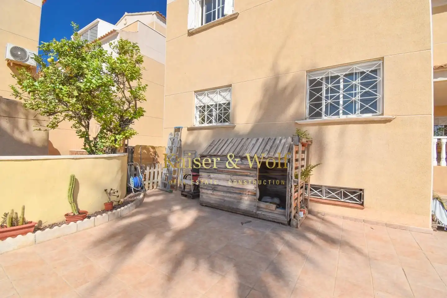 Vista exterior de Casa o xalet en venda en Torrevieja amb Jardí privat, Terrassa i Traster