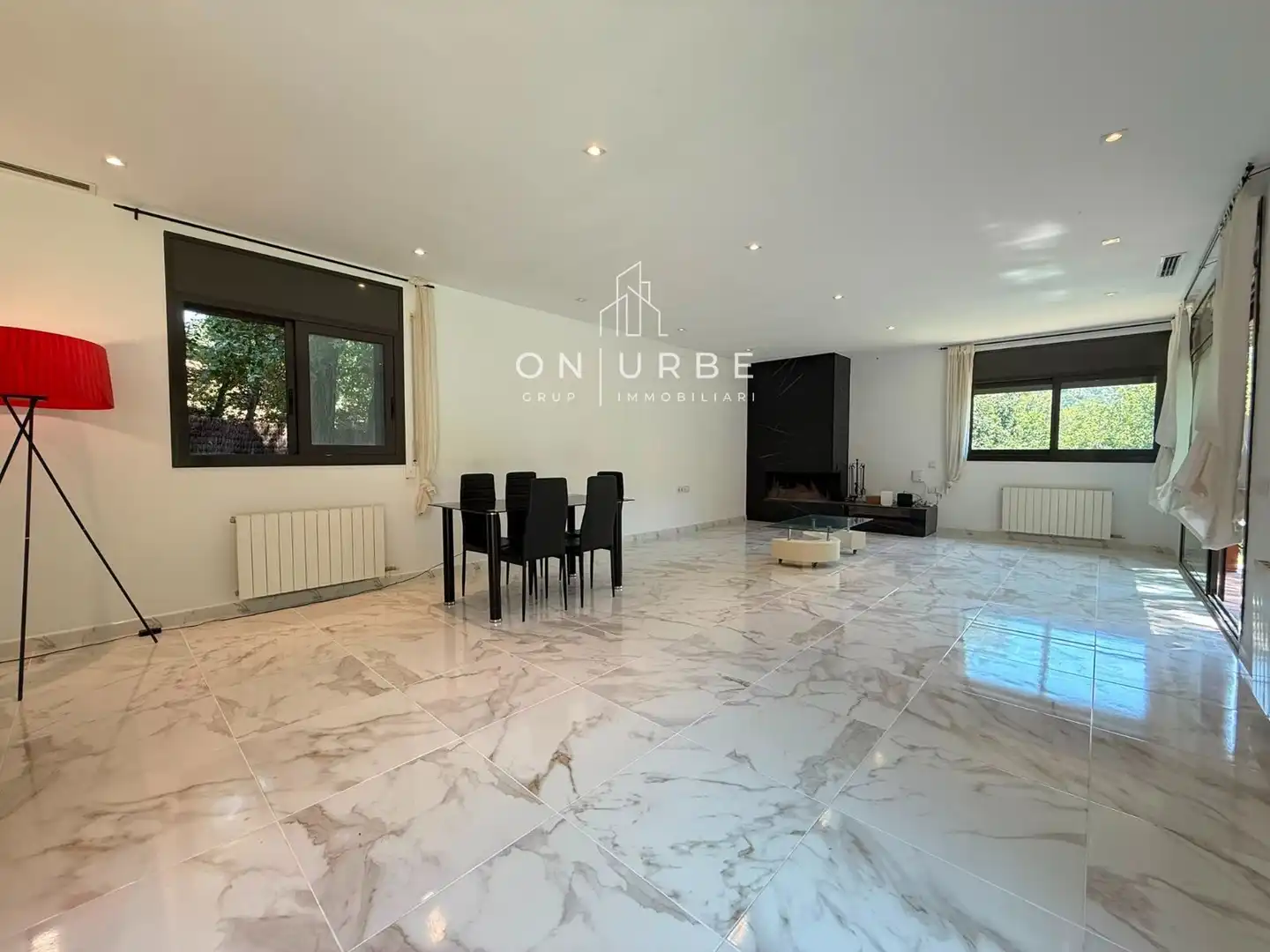 Sala d'estar de Casa adosada en venda en Sant Cugat del Vallès amb Aire condicionat