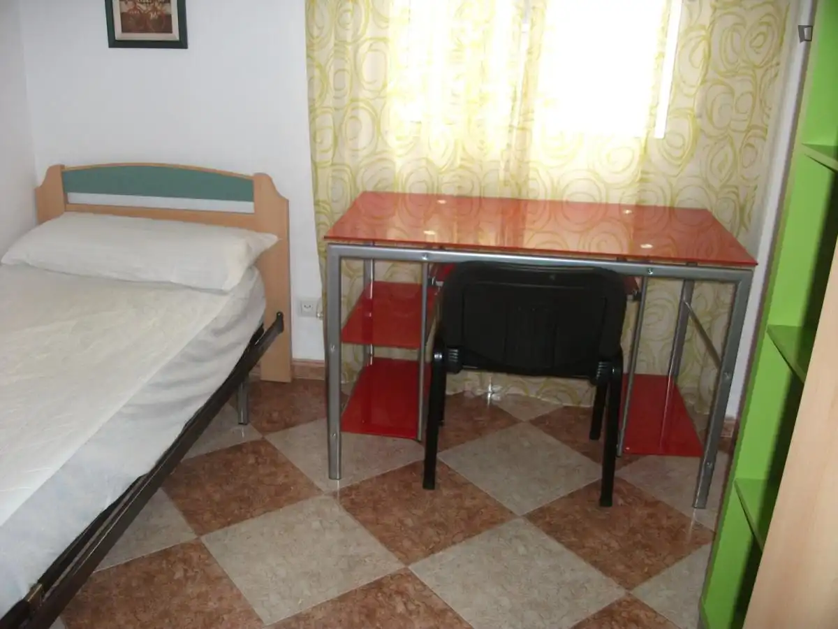 Dormitori de Apartament per a compartir en Granada amb Moblat, Forn i Rentadora