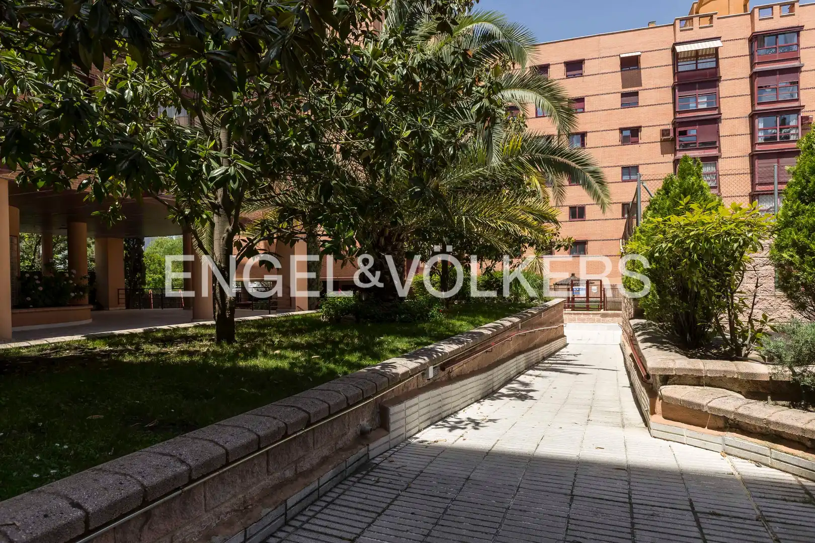 Vista exterior de Pis de lloguer en Madrid amb Aire condicionat, Calefacció i Jardí privat