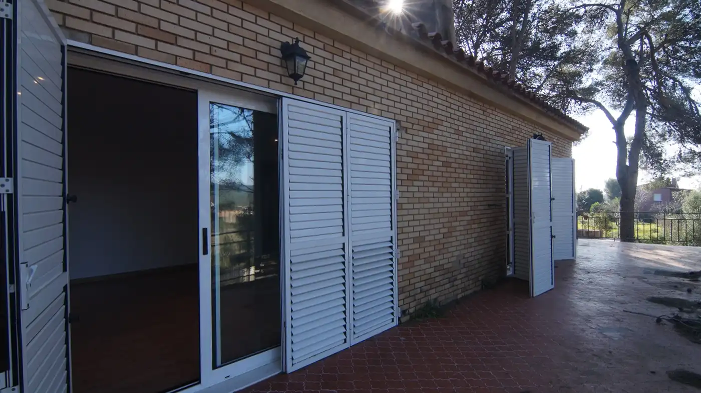 Vista exterior de Casa o xalet en venda en El Catllar  amb Parquet, Terrassa i Piscina