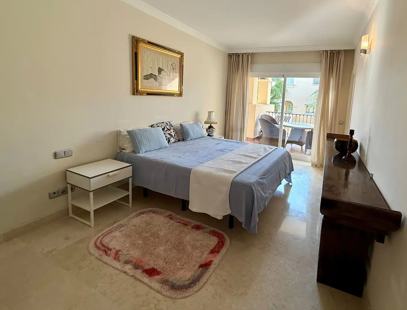 Dormitori de Apartament de lloguer en Estepona amb Aire condicionat, Terrassa i Piscina