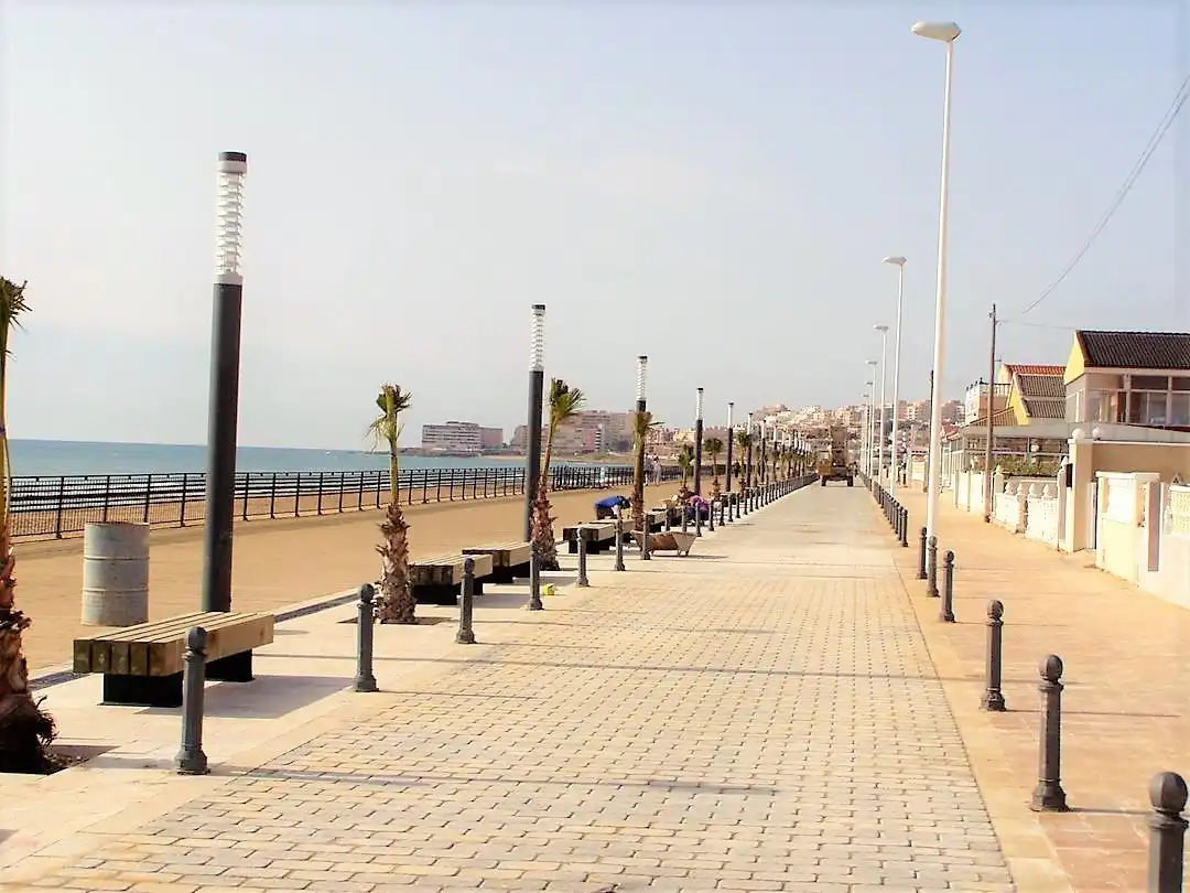 Vista exterior de Apartament en venda en Torrevieja amb Jardí privat, Terrassa i Moblat