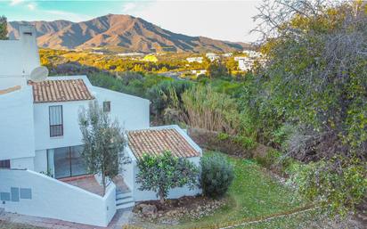 Vista exterior de Casa o xalet en venda en Estepona amb Aire condicionat, Terrassa i Balcó