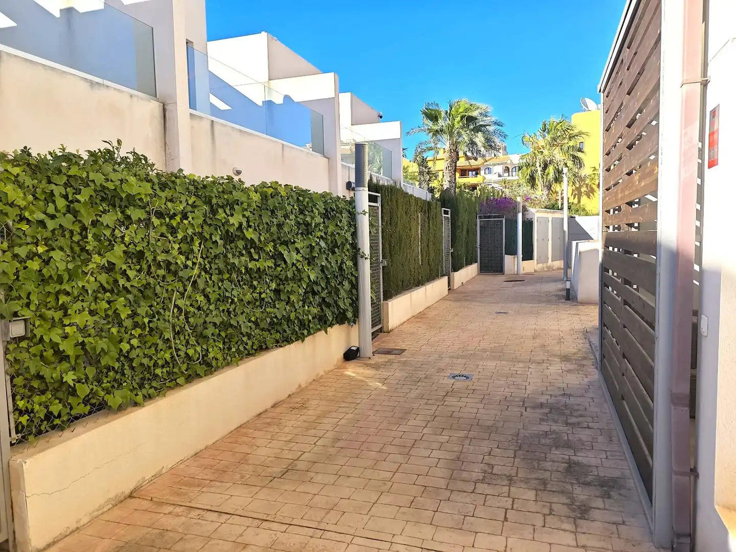 Vista exterior de Casa o xalet en venda en Orihuela amb Aire condicionat, Terrassa i Traster