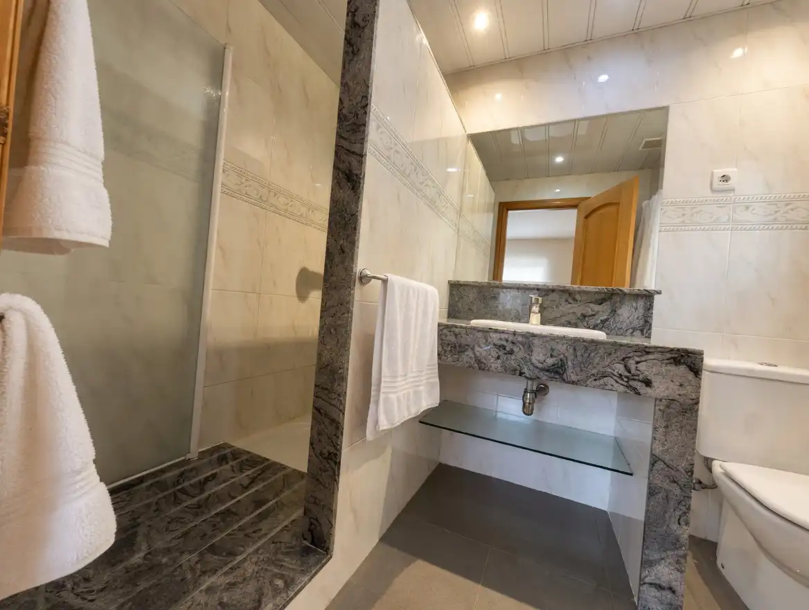 Baño de Casa adosada en venta en Sant Joan Despí con Aire acondicionado, Calefacción y Jardín privado
