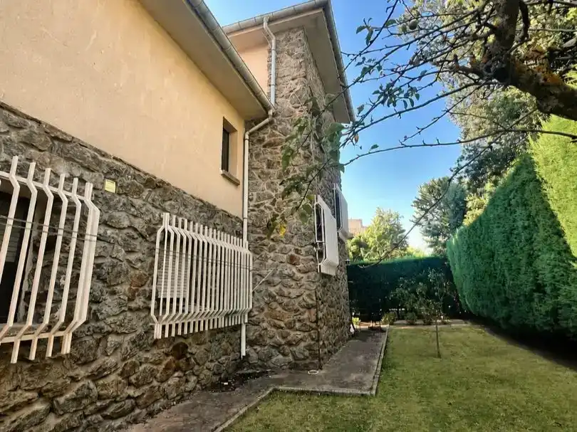 Vista exterior de Pis en venda en Navas de Riofrío amb Jardí privat, Parquet i Traster