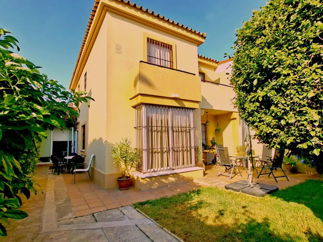 Casa pareada con jardín en venta en Calle Sócrates 30