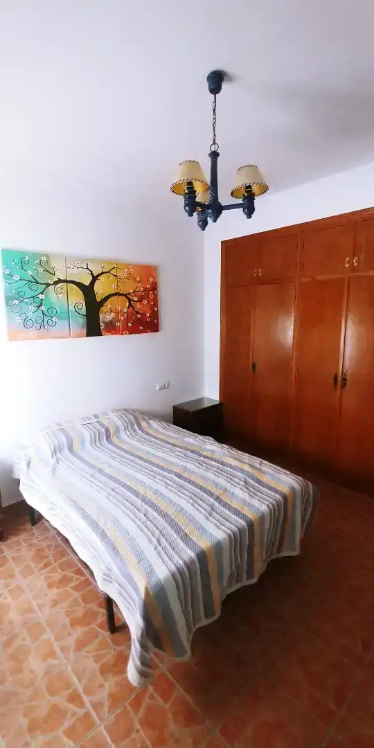 Dormitori de Casa adosada de lloguer en Cuevas del Becerro amb Aire condicionat, Moblat i Rentadora