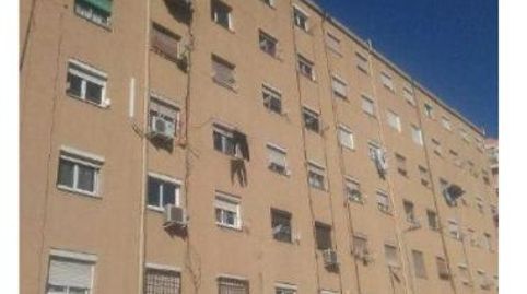 Se vende piso en Sagrada Familia 55 de Badalona, Barcelona.