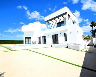 Vista exterior de Casa o xalet en venda en Estepona amb Aire condicionat, Terrassa i Piscina