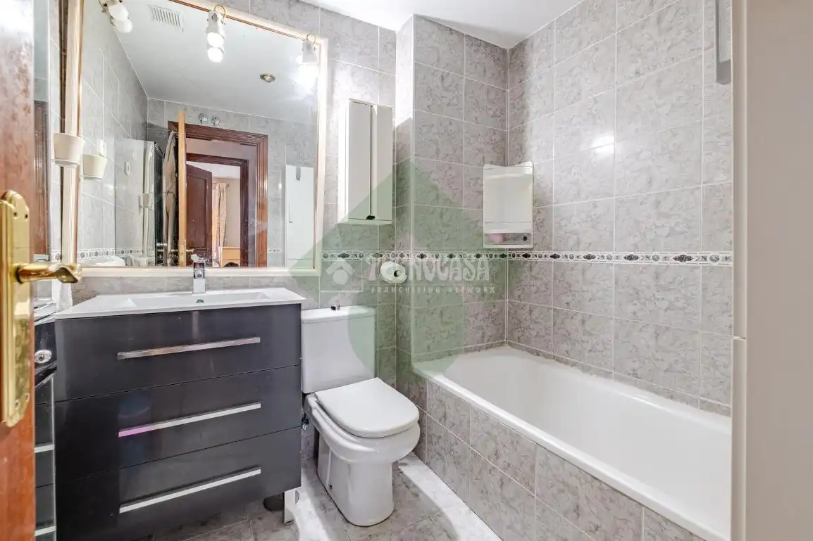 Baño de Casa adosada en venta en Serranillos del Valle con Calefacción y Jardín privado