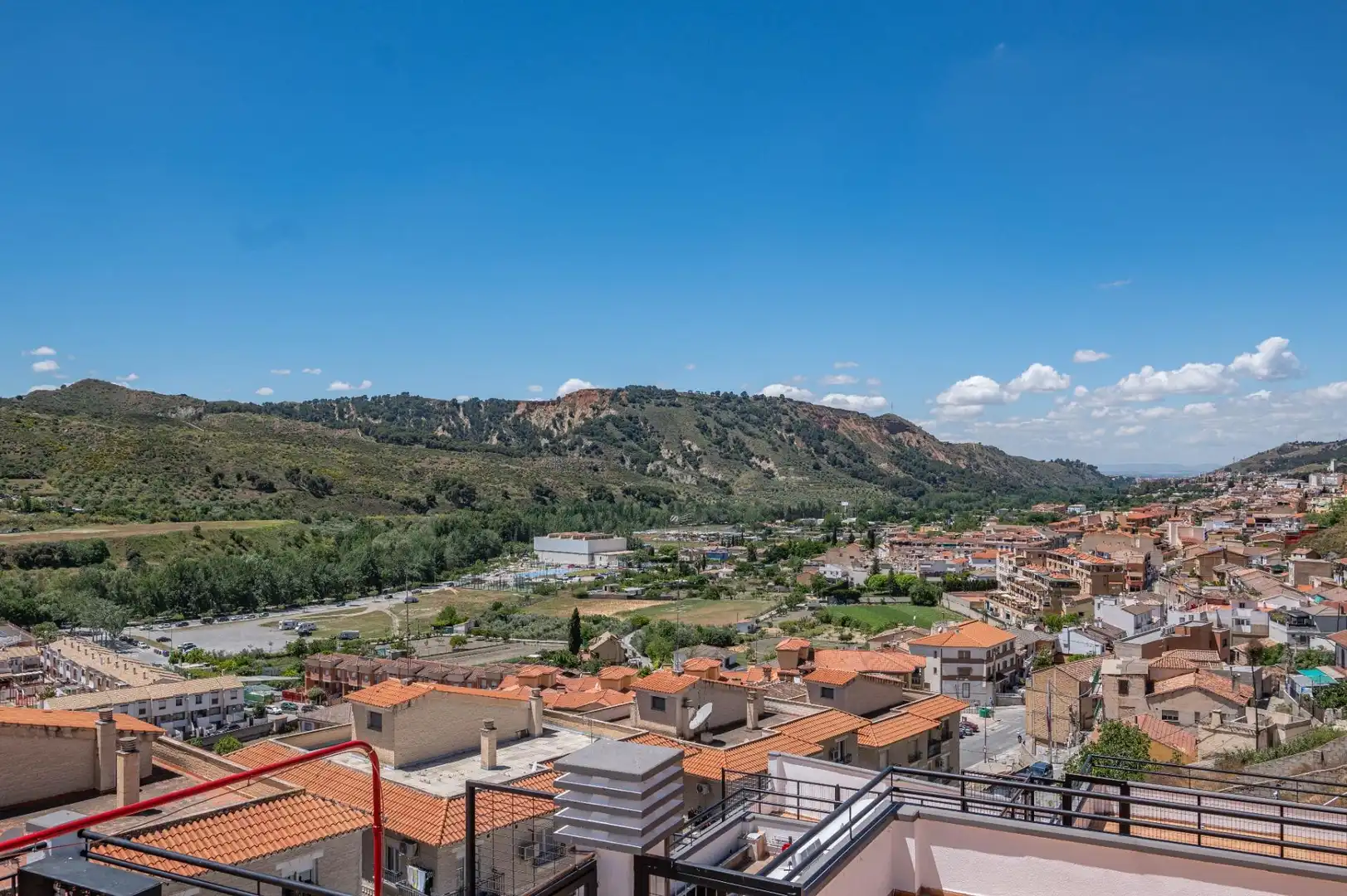 Vista exterior de Pis en venda en Cenes de la Vega amb Calefacció, Balcó i Piscina comunitària