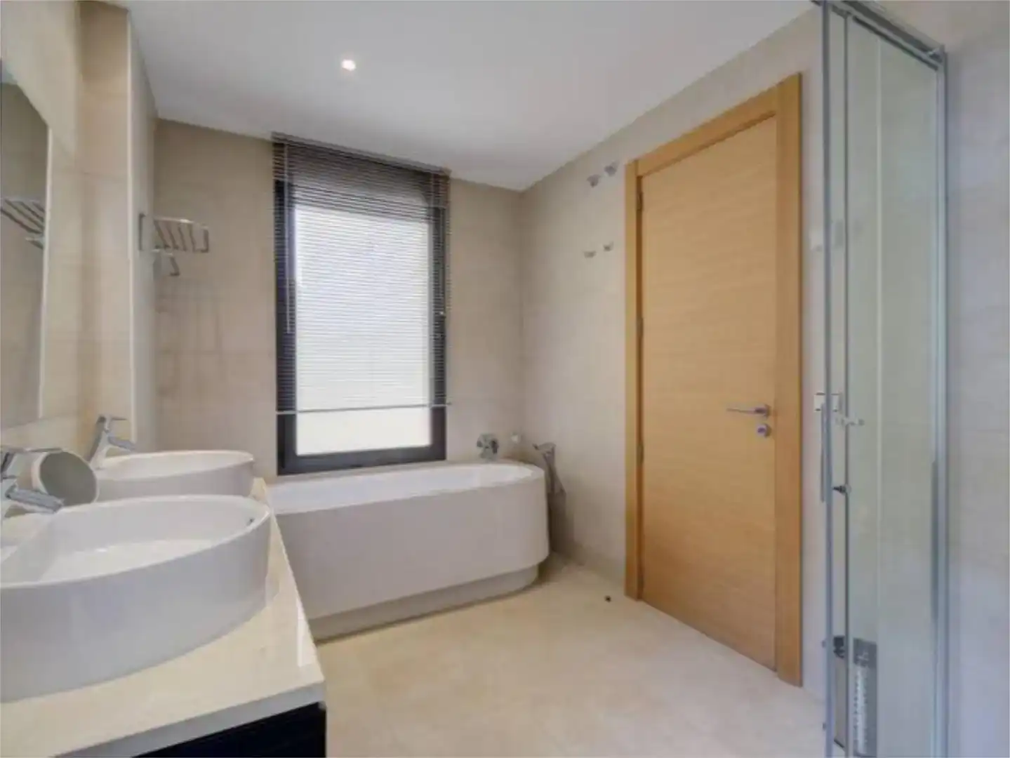 Badezimmer von Wohnung zur Miete in Marbella mit Klimaanlage, Schwimmbad und Balkon