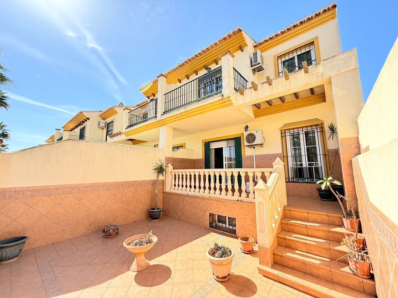 Vista exterior de Casa adosada en venda en Vélez-Málaga amb Aire condicionat, Calefacció i Jardí privat