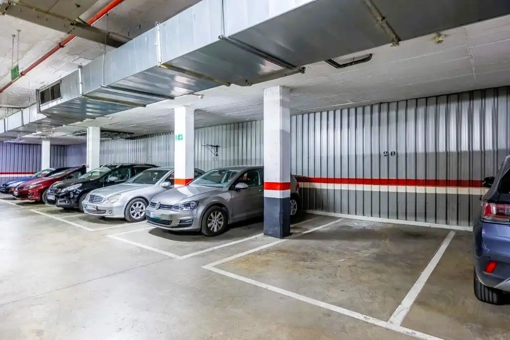 Parkplatz von Wohnung zum Verkauf in Sevilla mit Klimaanlage