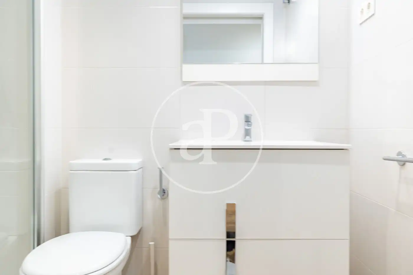Badezimmer von Wohnung zum Verkauf in Barcelona mit Klimaanlage, Heizung und Balkon
