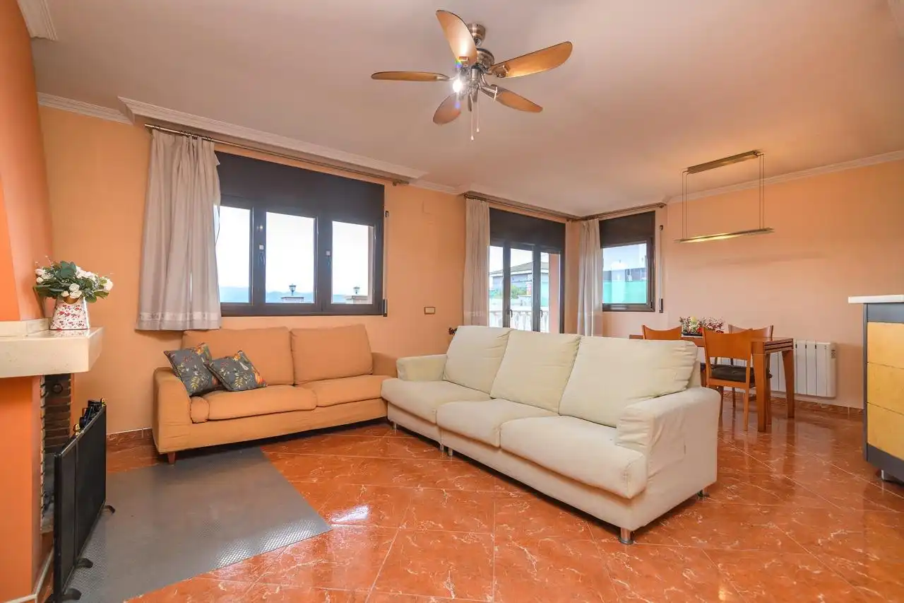 Sala d'estar de Casa o xalet en venda en El Pont de Vilomara i Rocafort amb Jardí privat, Terrassa i Piscina