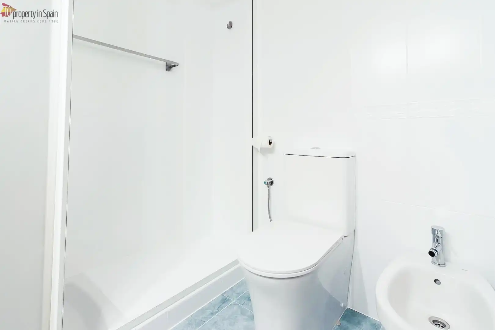 Baño de Piso para compartir en San Blas