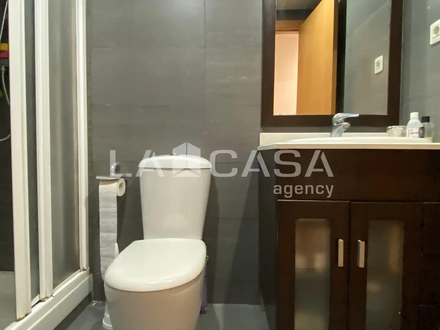 Baño de Ático en venta en Santa Coloma de Gramenet con Calefacción, Terraza y Trastero