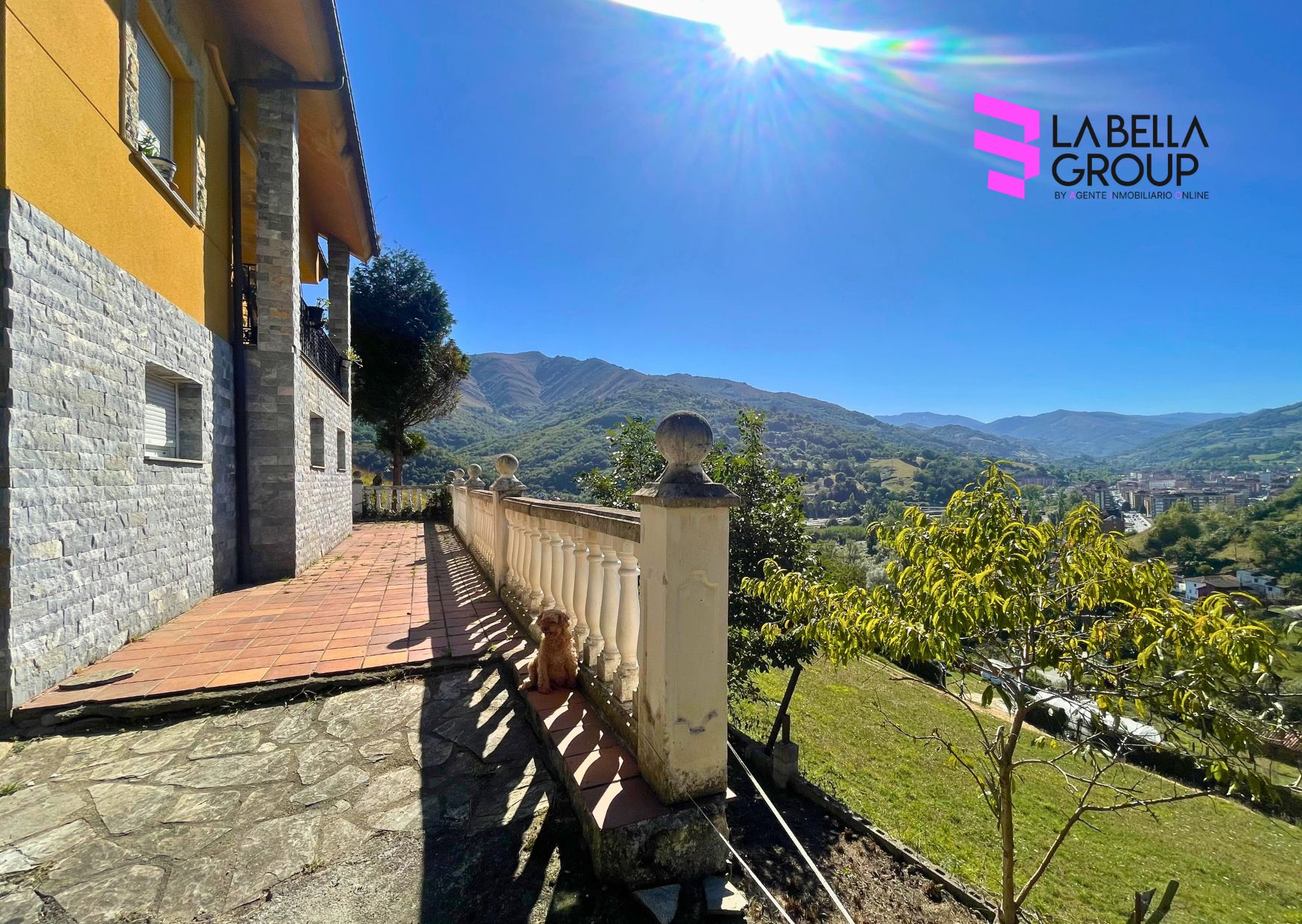 Vista exterior de Casa o xalet en venda en Lena amb Calefacció, Jardí privat i Parquet
