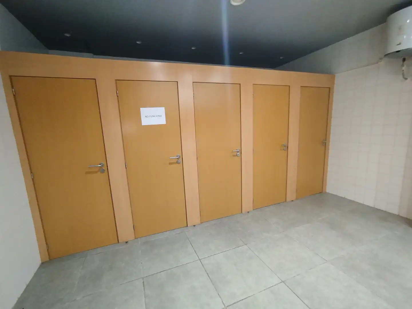 Bathroom of Commercial properties for sale in Castellón de la Plana / Castelló de la Plana  with Air Conditioner, Parquet flooring and Furnished