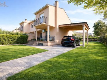 Casa aparellada amb jardí en venda a Villanueva de la Cañada ciudad